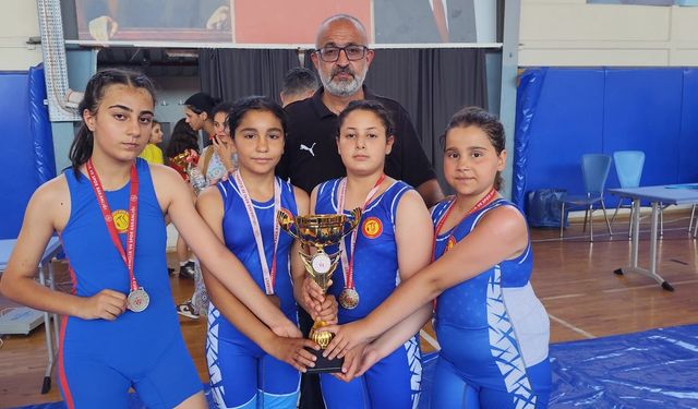 Tire’nin altın çocukları, İzmir’i salladı: 5 kupa, 22 madalya