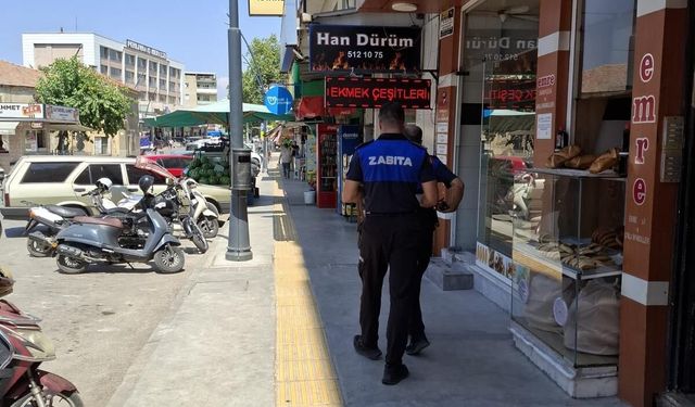 Tire’de kaldırım işgaline zabıta müdahalesi