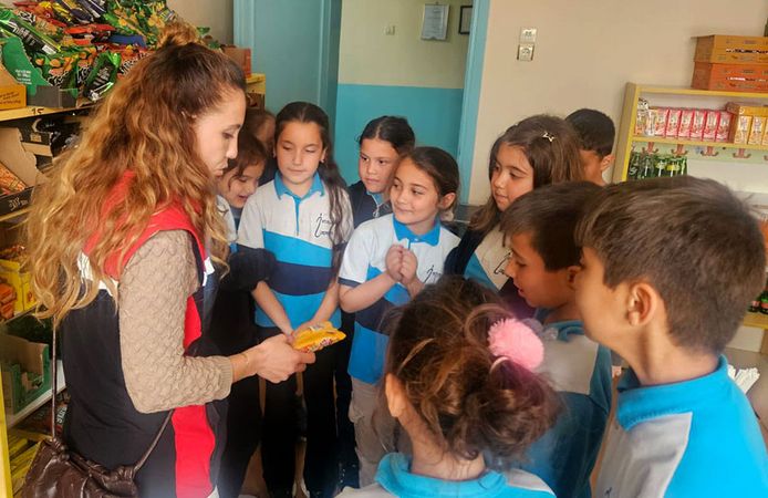 Genç gıda denetçileri iş başında