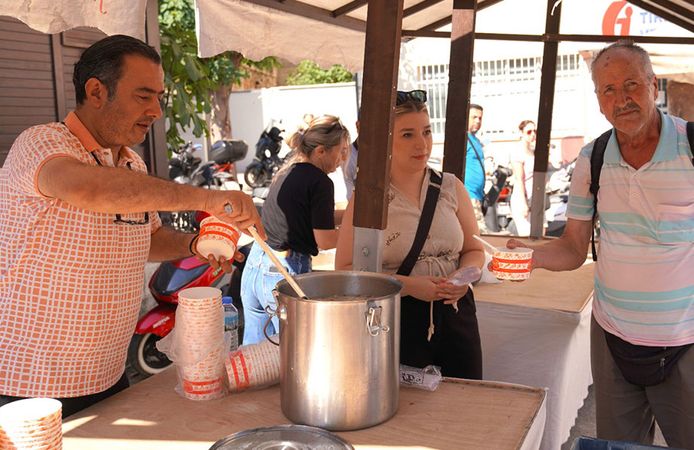 Tire Belediyesi’nden aşure ikramı