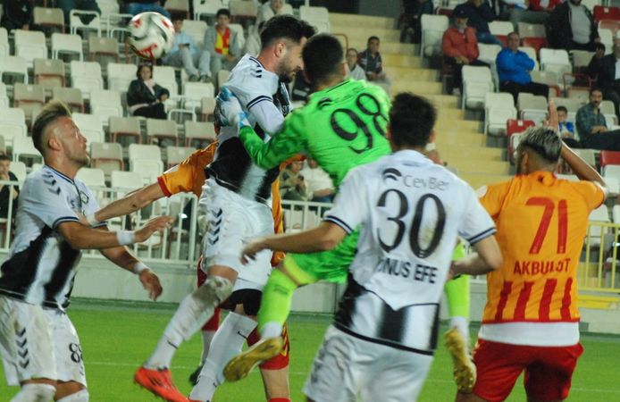 İzmir derbisinde Altay 90+5’de güldü 1-2