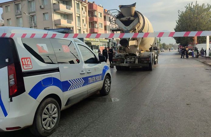 Ödemiş’te beton mikserinin çarptığı kadın öldü, torunu yaralandı