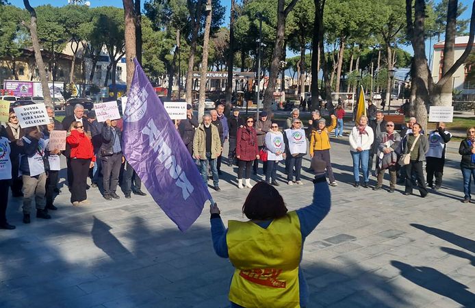 Öğretmenler geçinemiyoruz deyip iş bıraktı