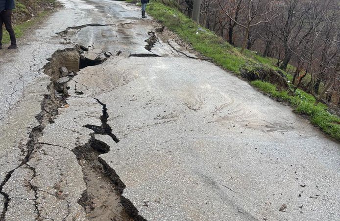 Dallık yolunda göçük meydana geldi