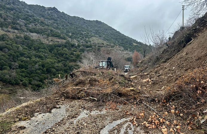 Heyelan yolu kapattı: Ekipler, seferber oldu