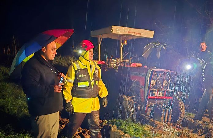 Sel sularına kapılan traktör kurtarıldı