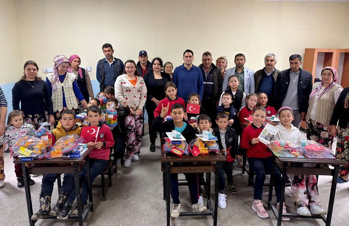 Ülkü Ocakları İzmir İl Başkanlığı’ndan Dündarlı İlkokulu’na eğitim desteği