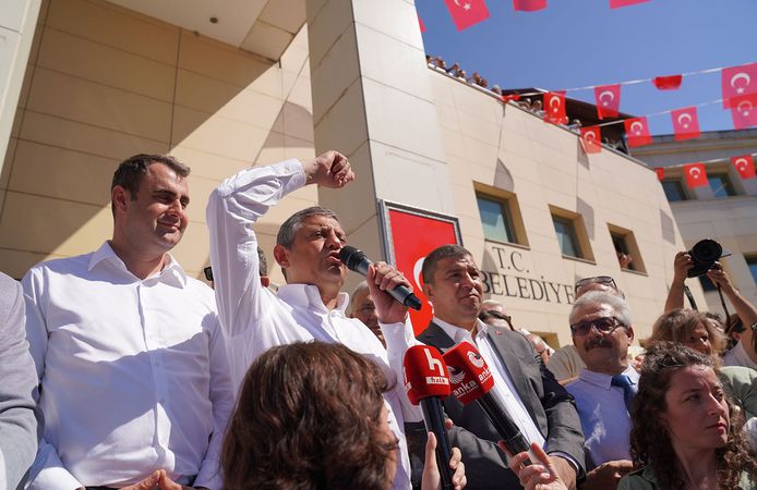 Özgür Özel, Tire’de büyük ilgiyle karşılandı