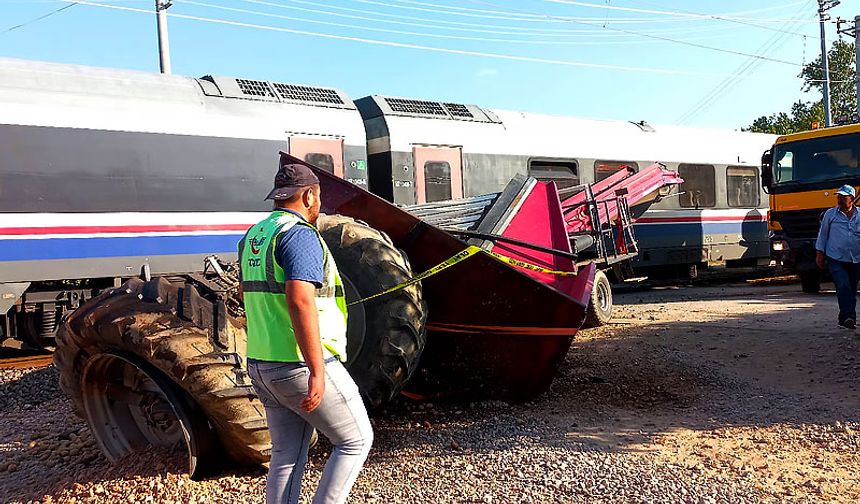 Tren ve traktör çarpıştı: biri ağır 4 yaralı