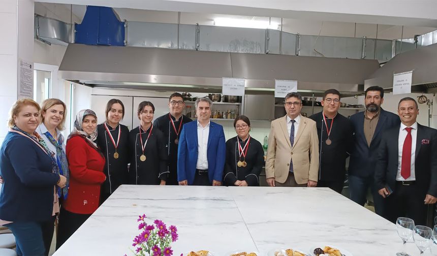 Kaymakam Karagül, Tire’yi gururlandıran öğrencileri kutladı