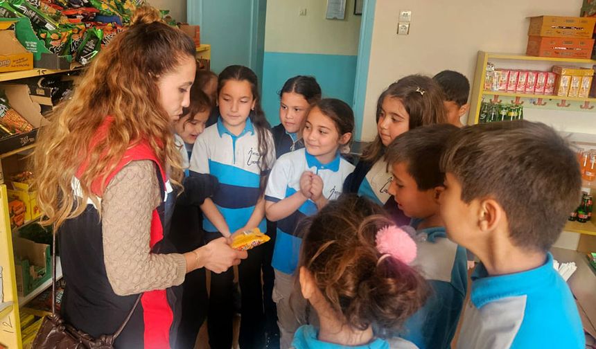 Genç gıda denetçileri iş başında