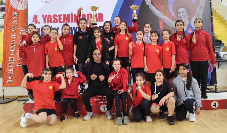 Tire Belediye Spor, Balıkesir’den 2 şampiyonlukla döndü