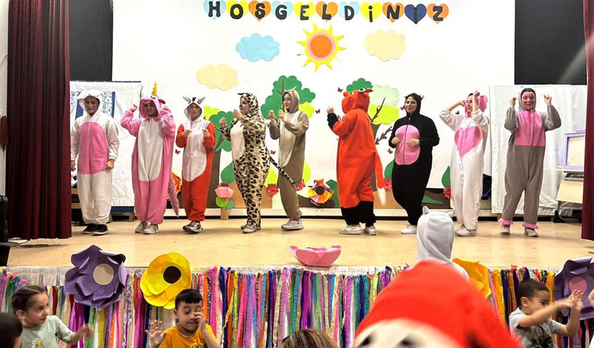 Öğrenciler hazırladı, minikler eğlendi