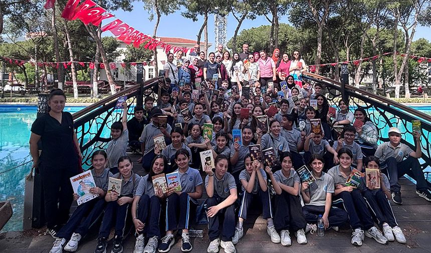 Öğretmen ve öğrenciler kitap okudu veliler de eşlik etti
