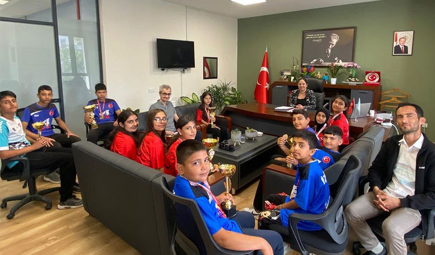 Milli Eğitim Müdürü, şampiyon öğrencileri ağırladı