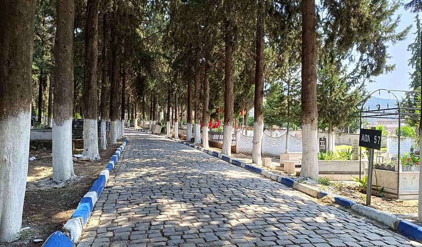 Mezarlıkta bayram temizliği