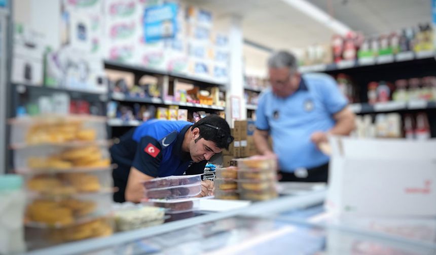 Tire’de zabıta, marketteki tarihi geçmiş ürünlere el koydu