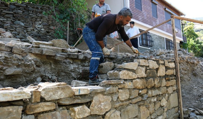 Kaplan’da şarampol temizliği ve istinat duvarı yenileme çalışması sürüyor