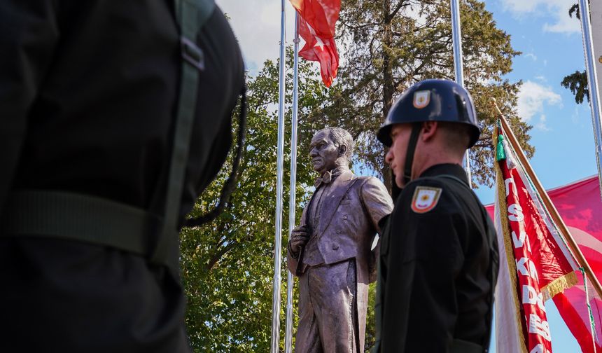 Çelenk törenine protokol eksiksiz katıldı