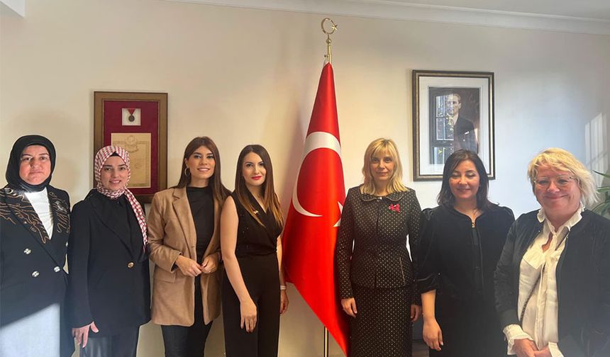 Başkonsolos Tireli Öğretmeni tebrik etti