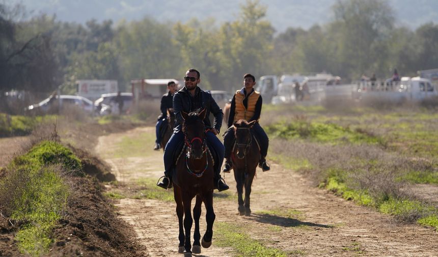 Tire’de Geleneksel Rahvan At Yarışları Nefes Kesti!