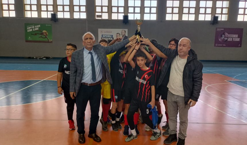 Futsal turnuvasının şampiyonu Dört Eylül Ortaokulu oldu