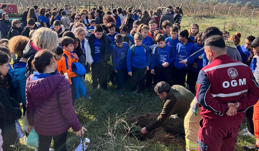 Öğrenciler ‘Yeşil Vatan’ için 400 fidan dikti.