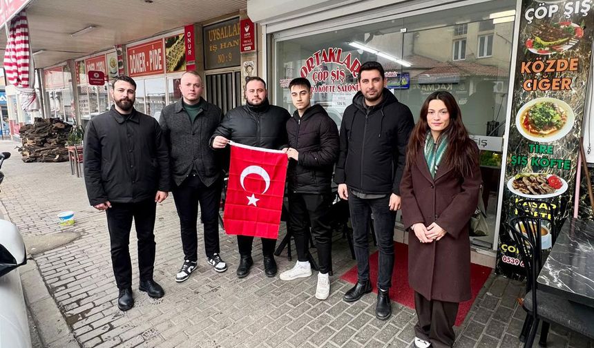CHP Tire Gençlik Kolları üyeleri, esnafa bayrak dağıttı