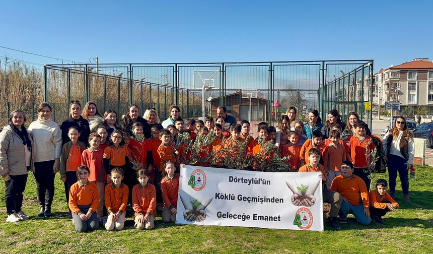 Tire’de öğrenciler, zeytin fidanlarını toprakla buluşturdu