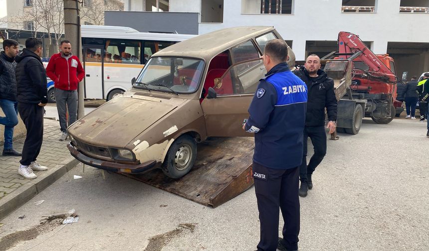 Tire’de terk edilmiş araçlar, otoparka çekildi