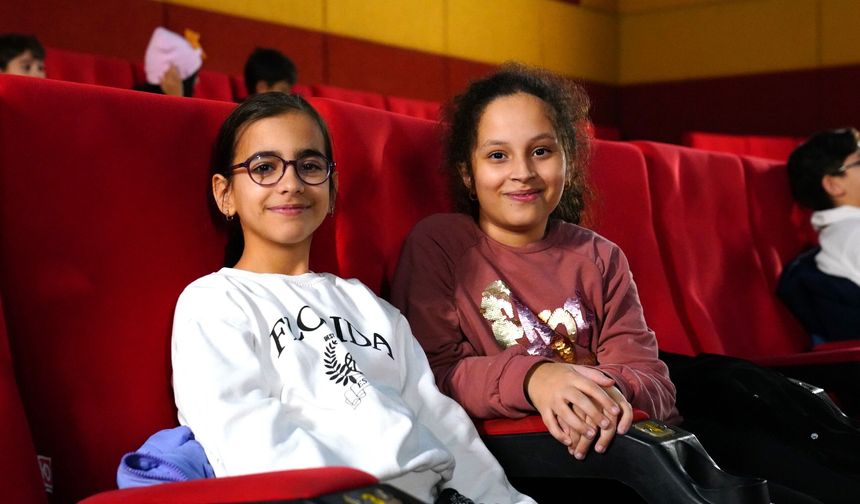 Tire’de öğrenciler, karne sevincini sinema keyfiyle yaşadı