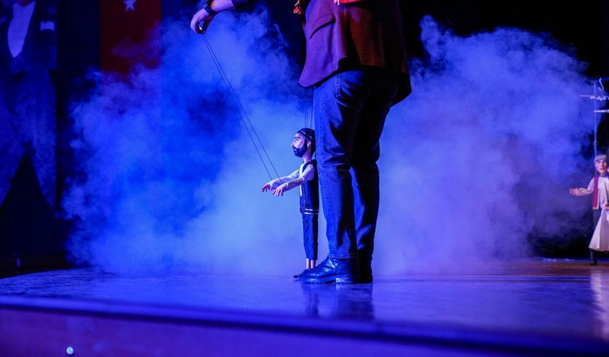 Öğrenciler, geleneksel Türk tiyatrosu ile buluştu