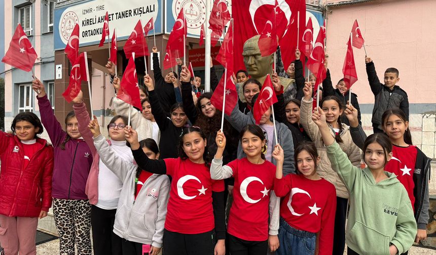 Okullarda "Bayrak Sevgisi" temasıyla ilk ders zili çaldı