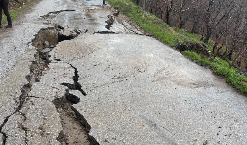 Dallık yolunda göçük meydana geldi
