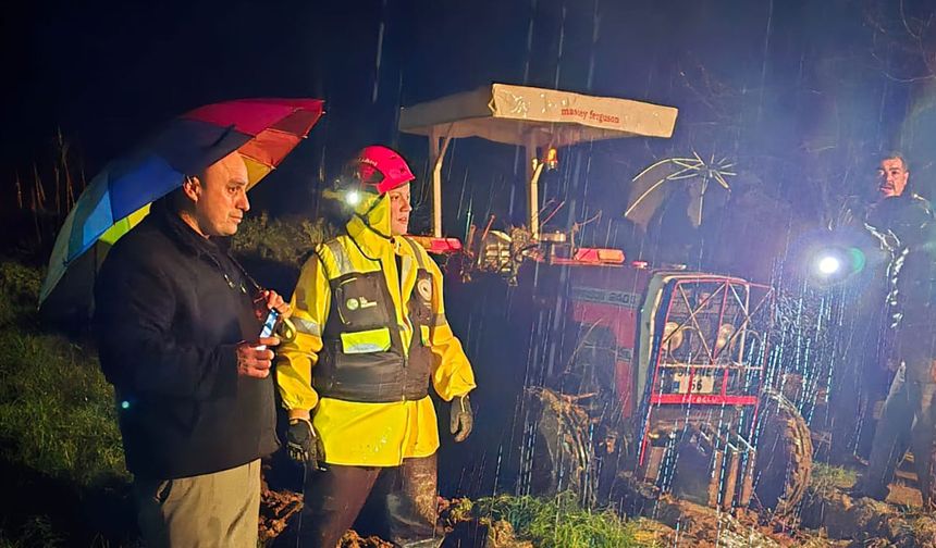 Sel sularına kapılan traktör kurtarıldı