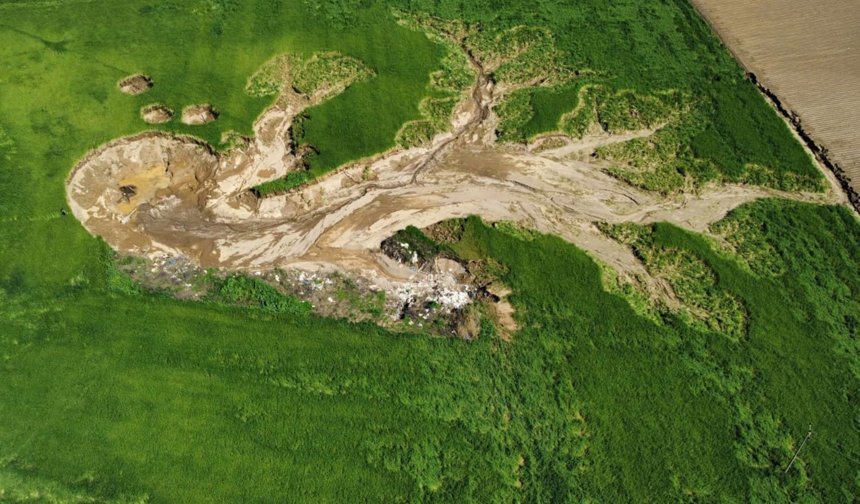 Tire ovasında korkutan görüntü: dev obruk tarlayı yuttu
