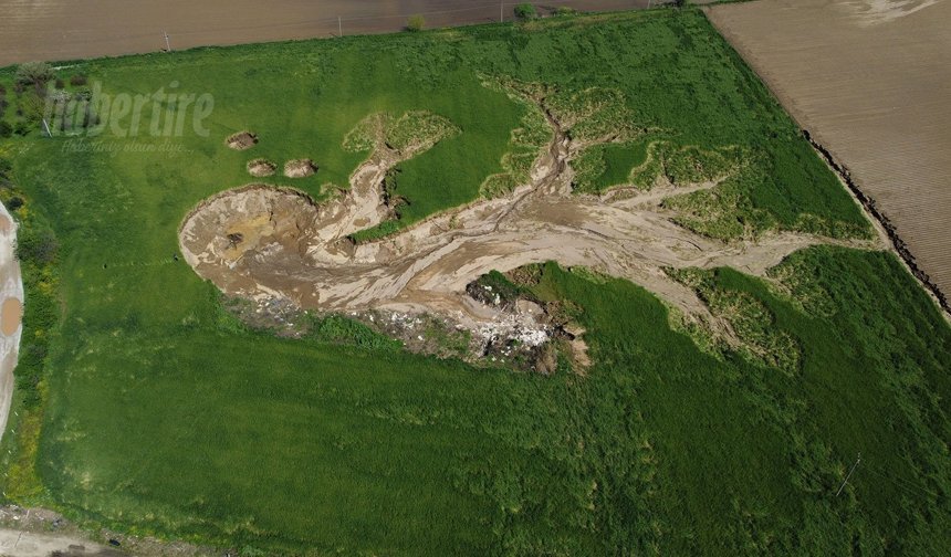 Tire ovasında korkutan görüntü: dev obruk tarlayı yuttu