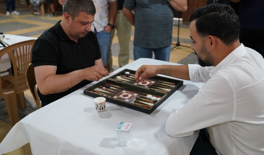 Tire’de babalar, tavlada kozlarını paylaştı