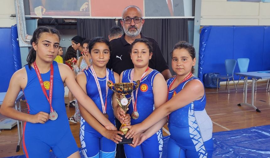 Tire’nin altın çocukları, İzmir’i salladı: 5 kupa, 22 madalya