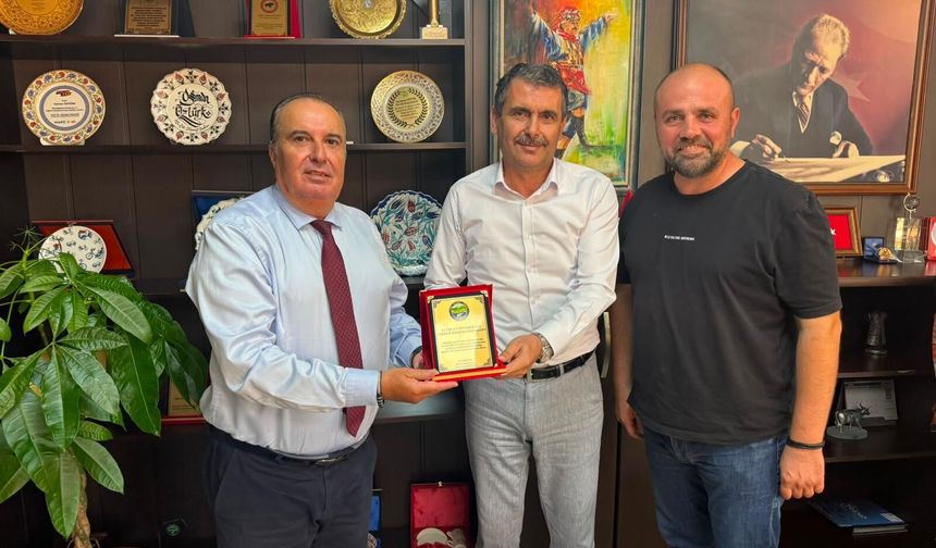 Tire Şiş Köfte’nin tanıtımına katkıları için plaket aldılar