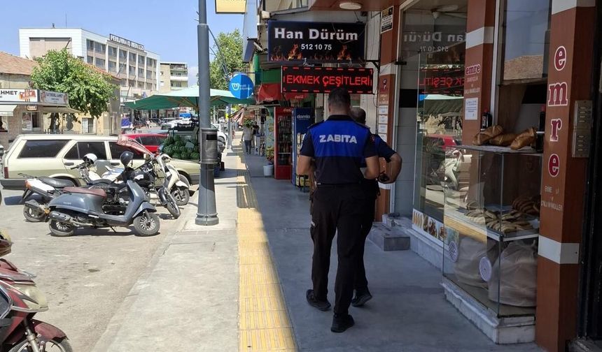 Tire’de kaldırım işgaline zabıta müdahalesi