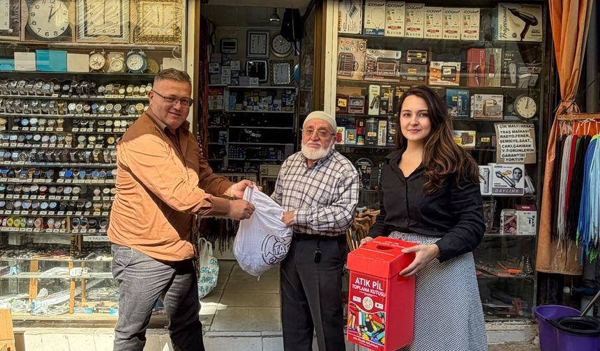 Tireli esnaftan örnek davranış: 29 kilogram atık pil topladı