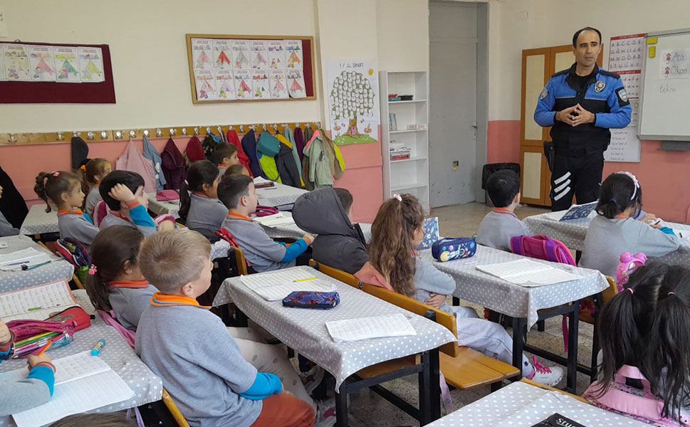 Polisten öğrencilere güvenlik eğitimi