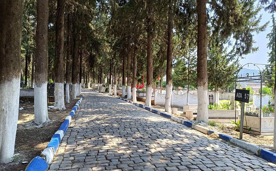 Mezarlıkta bayram temizliği