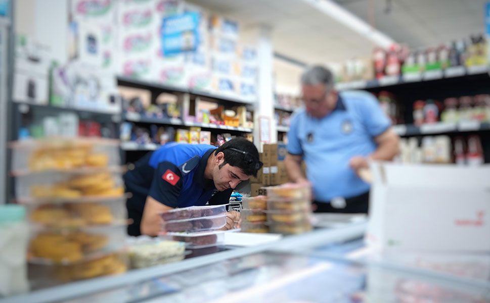 Tire’de zabıta, marketteki tarihi geçmiş ürünlere el koydu