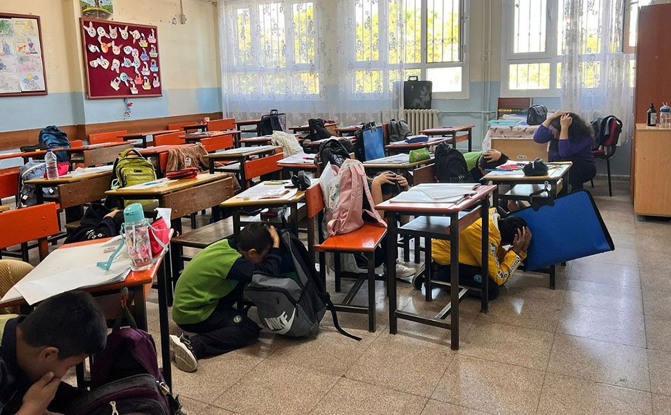 Tüm okullarda deprem tatbikatı yapıldı
