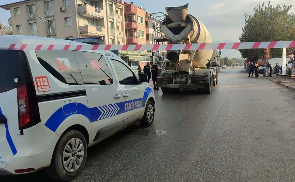 Ödemiş’te beton mikserinin çarptığı kadın öldü, torunu yaralandı