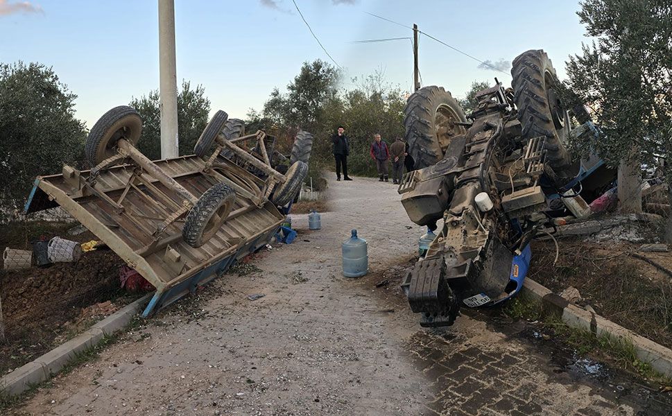Traktör devrildi 3'ü çocuk 5 kişi yaralandı.