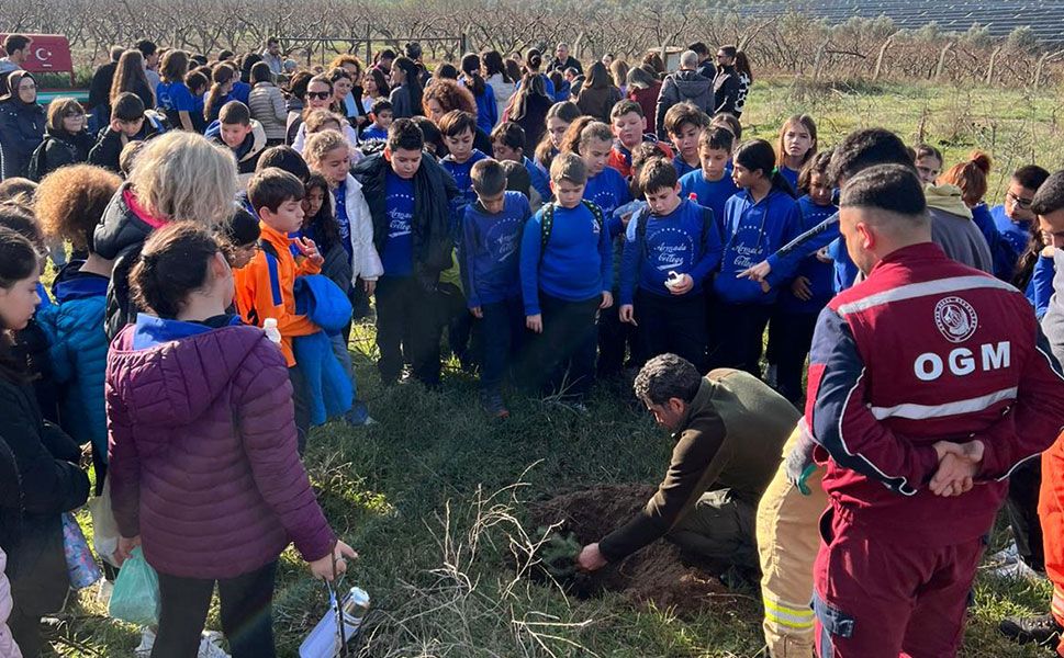 Öğrenciler ‘Yeşil Vatan’ için 400 fidan dikti.