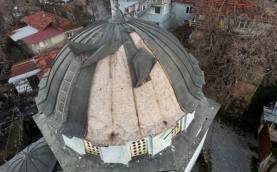 Caminin kubbesindeki kurşun plakalar uçtu